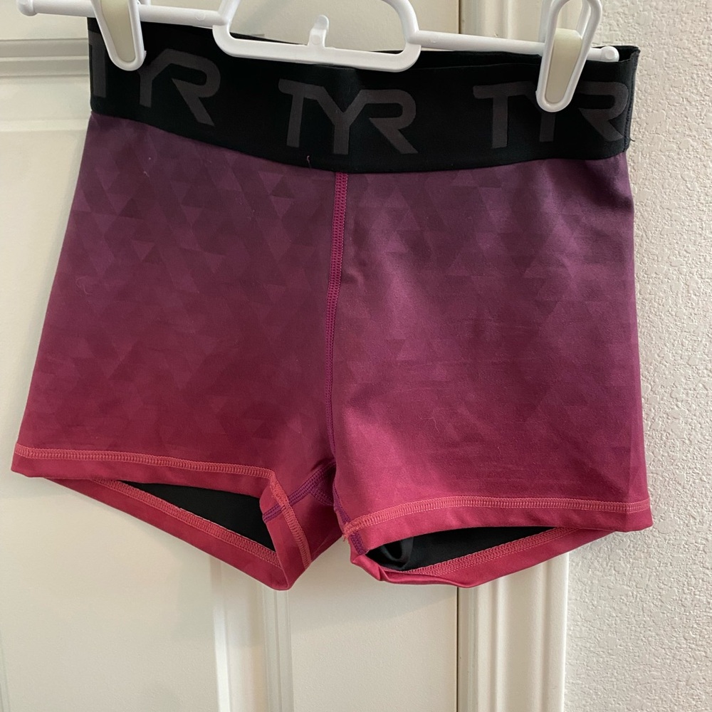 TYR Women's Gradient base kinetic 2inch mid rise logo shorts